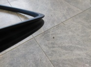 ボンド等で貼り付けして下さい